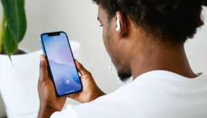 découvrez les causes des problèmes de silence avec vos écouteurs bluetooth et explorez des solutions détaillées pour retrouver un son clair et optimal.